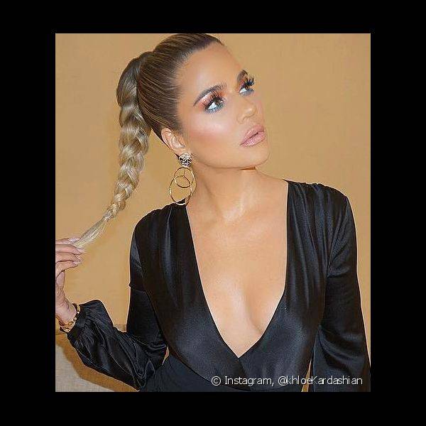 Sempre antenada, Khloé Kardashian mostrou em seu perfil de Instagram um look de pele iluminada e batom nude com destaque para o olhar, com sombra azul esfumada na linha de cílios inferior (Foto: Instagram @khloeKardashian)